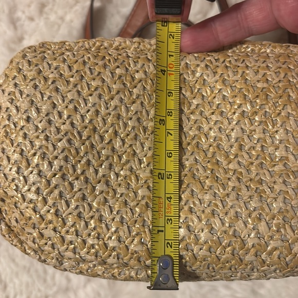 Straw and Brown Crossbody Bags with Classic Design - Picture 8 of 9